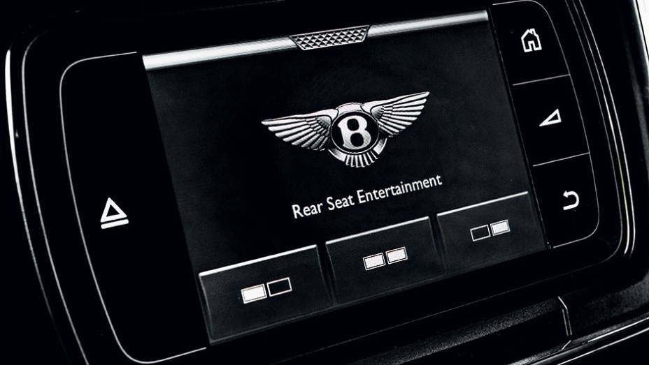 Atr&aacute;s do apoio de cabe&ccedil;a, tela de 10" | <a href="https://beta-develop.quatrorodas.abril.com.br/carros/impressoes/bentley-flying-spur-840620.shtml" target="_blank" rel="migration">Leia mais</a>