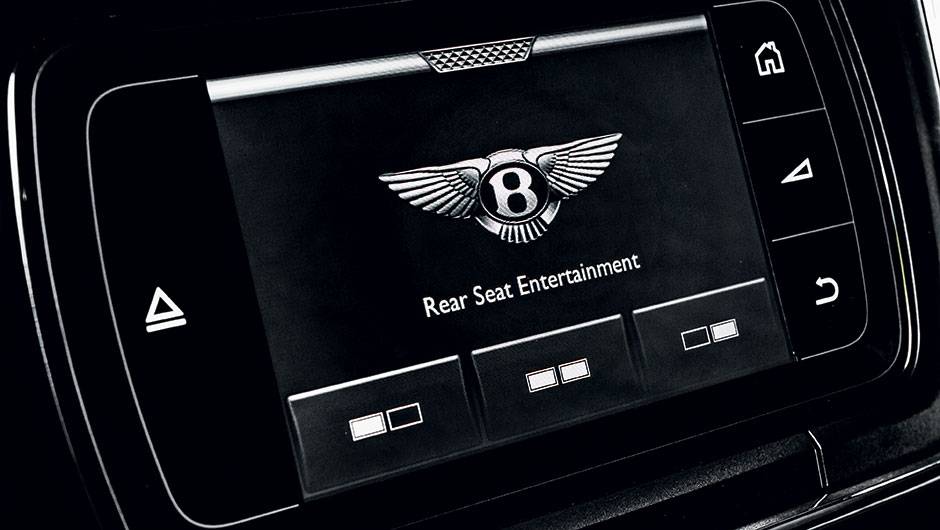 Atrás do apoio de cabeça, tela de 10" | <a href="https://beta-develop.quatrorodas.abril.com.br/carros/impressoes/bentley-flying-spur-840620.shtml" target="_blank" rel="migration">Leia mais</a> Atrás do apoio de cabeça, tela de 10" | <a href="https://beta-develop.quatrorodas.abril.com.br/carros/impressoes/bentley-flying-spur-840620.shtml" target="_blank" rel="migration">Leia mais</a>