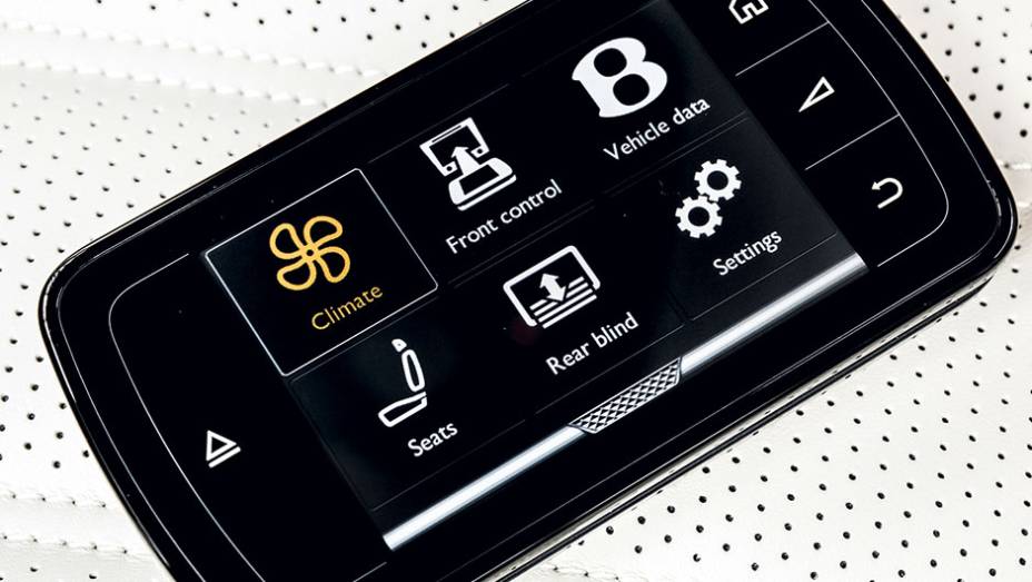 Controle portátil das funções do carro | <a href="https://beta-develop.quatrorodas.abril.com.br/carros/impressoes/bentley-flying-spur-840620.shtml" target="_blank" rel="migration">Leia mais</a> Controle portátil das funções do carro | <a href="https://beta-develop.quatrorodas.abril.com.br/carros/impressoes/bentley-flying-spur-840620.shtml" target="_blank" rel="migration">Leia mais</a>