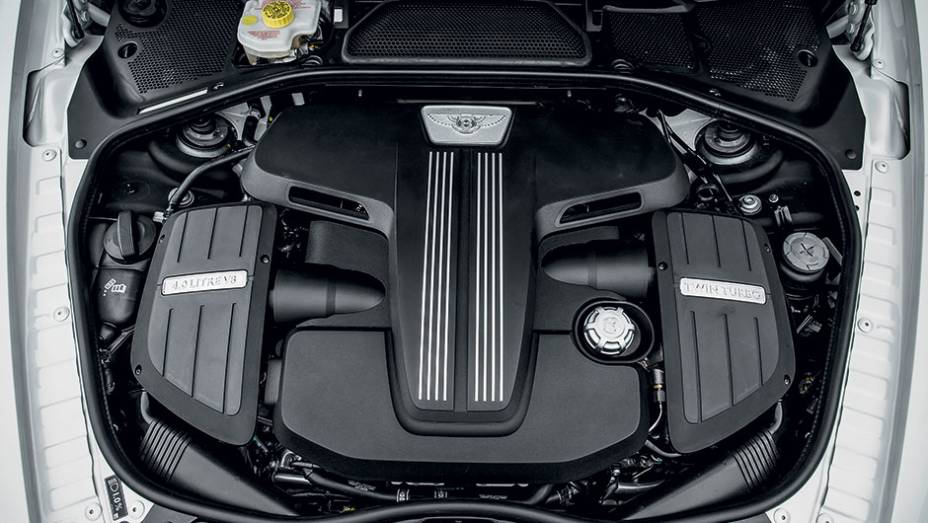 O motor V8 de 4 litros produz seu torque máximo de 67,3 mkgf a apenas 1 700 rpm | <a href="https://beta-develop.quatrorodas.abril.com.br/carros/impressoes/bentley-flying-spur-840620.shtml" target="_blank" rel="migration">Leia mais</a> O motor V8 de 4 litros produz seu torque máximo de 67,3 mkgf a apenas 1 700 rpm | <a href="https://beta-develop.quatrorodas.abril.com.br/carros/impressoes/bentley-flying-spur-840620.shtml" target="_blank" rel="migration">Leia mais</a>