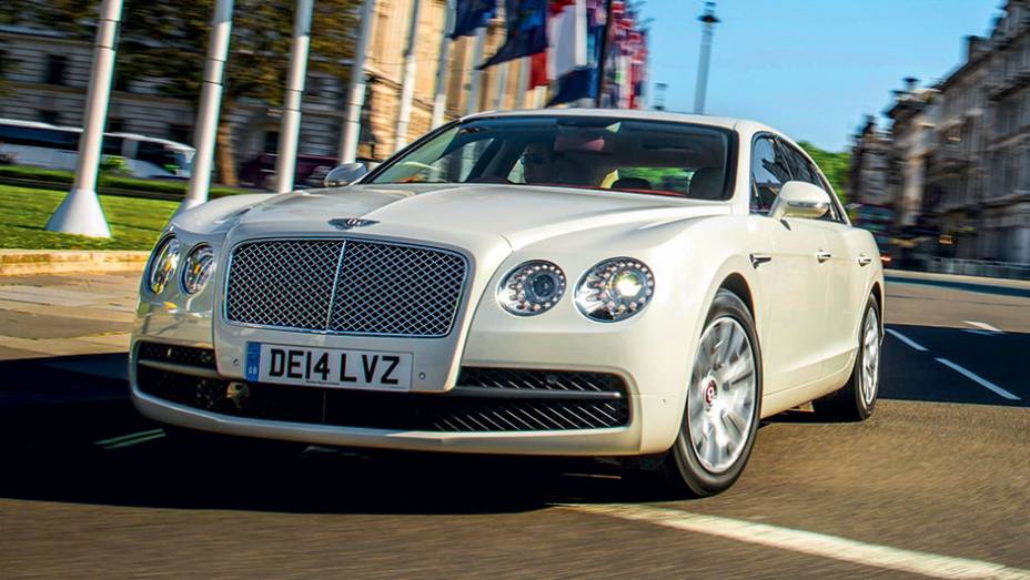 A dianteira é igual à do cupê Continental | <a href="https://beta-develop.quatrorodas.abril.com.br/carros/impressoes/bentley-flying-spur-840620.shtml" target="_blank" rel="migration">Leia mais</a>