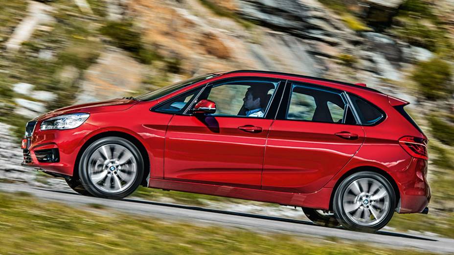 O Active Tourer é o primeiro monovolume da história da BMW | <a href="https://beta-develop.quatrorodas.abril.com.br/carros/impressoes/bmw-active-tourer-840561.shtml" target="_blank" rel="migration">Leia mais</a>