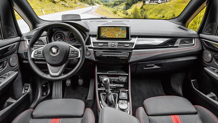 Painel conservas linhas b&aacute;sicas de outros BMW, com direito &agrave; grande tela de 6,5 na central multim&iacute;dia | <a href="https://beta-develop.quatrorodas.abril.com.br/carros/impressoes/bmw-active-tourer-840561.shtml" target="_blank" rel="migration">Leia mais</a>