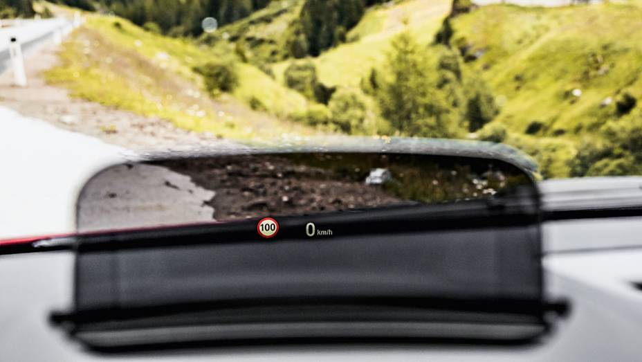 Projeção de dados acima do painel | <a href="https://beta-develop.quatrorodas.abril.com.br/carros/impressoes/bmw-active-tourer-840561.shtml" target="_blank" rel="migration">Leia mais</a> Projeção de dados acima do painel | <a href="https://beta-develop.quatrorodas.abril.com.br/carros/impressoes/bmw-active-tourer-840561.shtml" target="_blank" rel="migration">Leia mais</a>