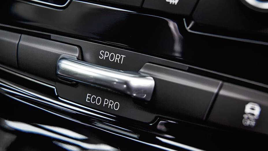H&aacute; ajustes do modo de condu&ccedil;&atilde;o | <a href="https://beta-develop.quatrorodas.abril.com.br/carros/impressoes/bmw-active-tourer-840561.shtml" target="_blank" rel="migration">Leia mais</a>