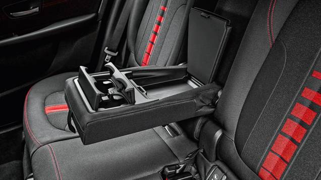 Interior é rico em compartimentos para guardar objetos, como nos apoios de braço à frente e atrás | <a href="https://beta-develop.quatrorodas.abril.com.br/carros/impressoes/bmw-active-tourer-840561.shtml" target="_blank" rel="migration">Leia mais</a> Interior é rico em compartimentos para guardar objetos, como nos apoios de braço à frente e atrás | <a href="https://beta-develop.quatrorodas.abril.com.br/carros/impressoes/bmw-active-tourer-840561.shtml" target="_blank" rel="migration">Leia mais</a>