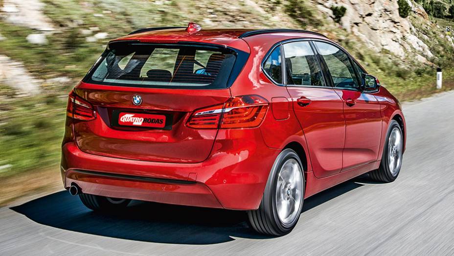 Vinco lateral ascendente tenta criar imagem deesportividade | <a href="https://beta-develop.quatrorodas.abril.com.br/carros/impressoes/bmw-active-tourer-840561.shtml" target="_blank" rel="migration">Leia mais</a>