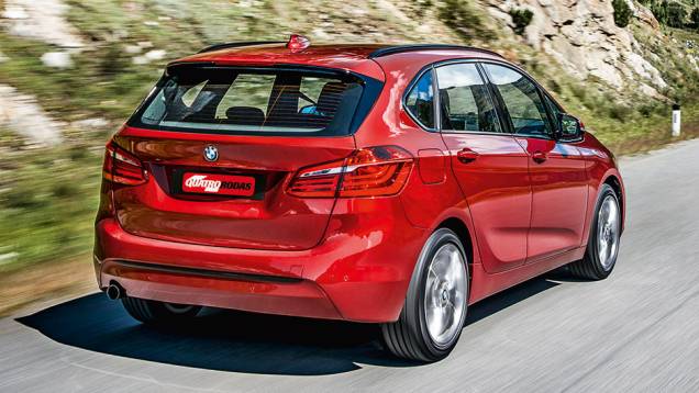 Vinco lateral ascendente tenta criar imagem deesportividade | <a href="https://beta-develop.quatrorodas.abril.com.br/carros/impressoes/bmw-active-tourer-840561.shtml" target="_blank" rel="migration">Leia mais</a> Vinco lateral ascendente tenta criar imagem deesportividade | <a href="https://beta-develop.quatrorodas.abril.com.br/carros/impressoes/bmw-active-tourer-840561.shtml" target="_blank" rel="migration">Leia mais</a>