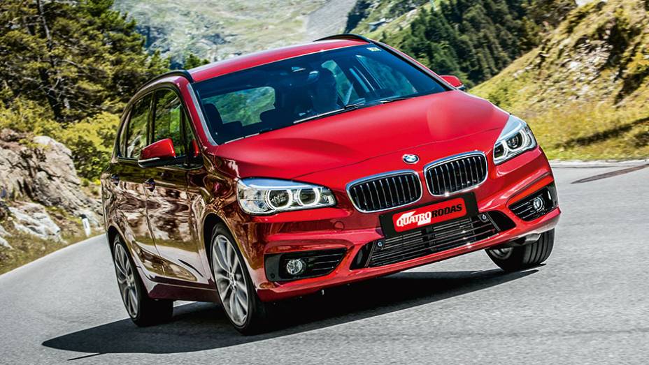 O capô curto e inclinado em nada lembra o designtípico da marca | <a href="https://beta-develop.quatrorodas.abril.com.br/carros/impressoes/bmw-active-tourer-840561.shtml" target="_blank" rel="migration">Leia mais</a>