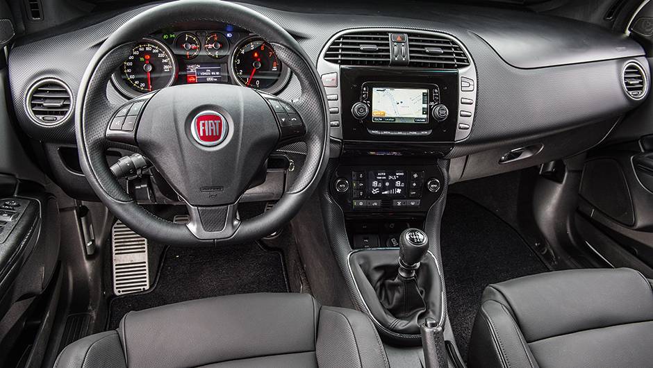 Textura na parte frontal lembra fibra de carbono. No console, o plástico segue o padrão piano black | <a href="https://beta-develop.quatrorodas.abril.com.br/carros/comparativos/comparativo-esportivos-841704.shtml" target="_blank" rel="migration">Leia mais</a> Textura na parte frontal lembra fibra de carbono. No console, o plástico segue o padrão piano black | <a href="https://beta-develop.quatrorodas.abril.com.br/carros/comparativos/comparativo-esportivos-841704.shtml" target="_blank" rel="migration">Leia mais</a>