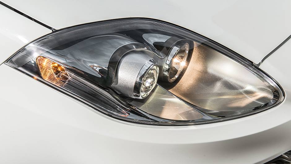 Lentes de policarbonato abrigam faróis biparábola | <a href="https://beta-develop.quatrorodas.abril.com.br/carros/comparativos/comparativo-esportivos-841704.shtml" target="_blank" rel="migration">Leia mais</a> Lentes de policarbonato abrigam faróis biparábola | <a href="https://beta-develop.quatrorodas.abril.com.br/carros/comparativos/comparativo-esportivos-841704.shtml" target="_blank" rel="migration">Leia mais</a>
