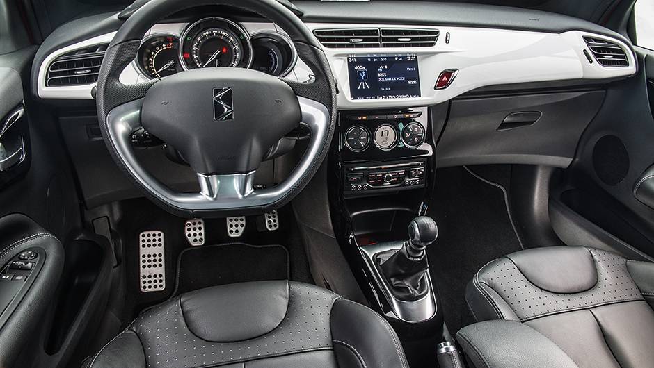 Diversos elementos e materiais sinalizam que a Citroën não economizou na hora de desenhar e equipar o DS 3 | <a href="https://beta-develop.quatrorodas.abril.com.br/carros/comparativos/comparativo-esportivos-841704.shtml" target="_blank" rel="migration">Leia mais</a> Diversos elementos e materiais sinalizam que a Citroën não economizou na hora de desenhar e equipar o DS 3 | <a href="https://beta-develop.quatrorodas.abril.com.br/carros/comparativos/comparativo-esportivos-841704.shtml" target="_blank" rel="migration">Leia mais</a>
