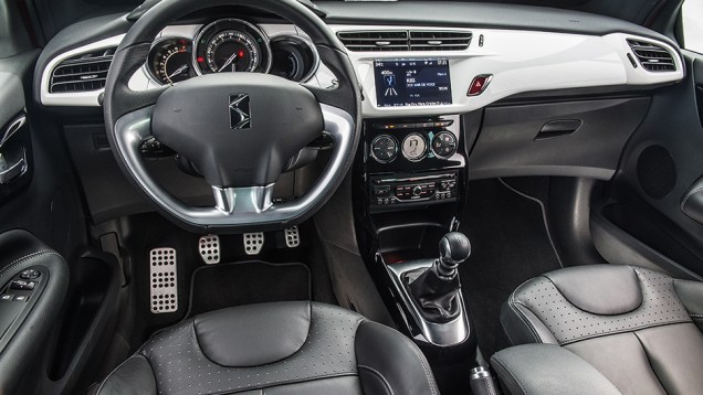 Diversos elementos e materiais sinalizam que a Citro&euml;n n&atilde;o economizou na hora de desenhar e equipar o DS 3 | <a href="https://beta-develop.quatrorodas.abril.com.br/carros/comparativos/comparativo-esportivos-841704.shtml" target="_blank" rel="migration">Leia mais</a>