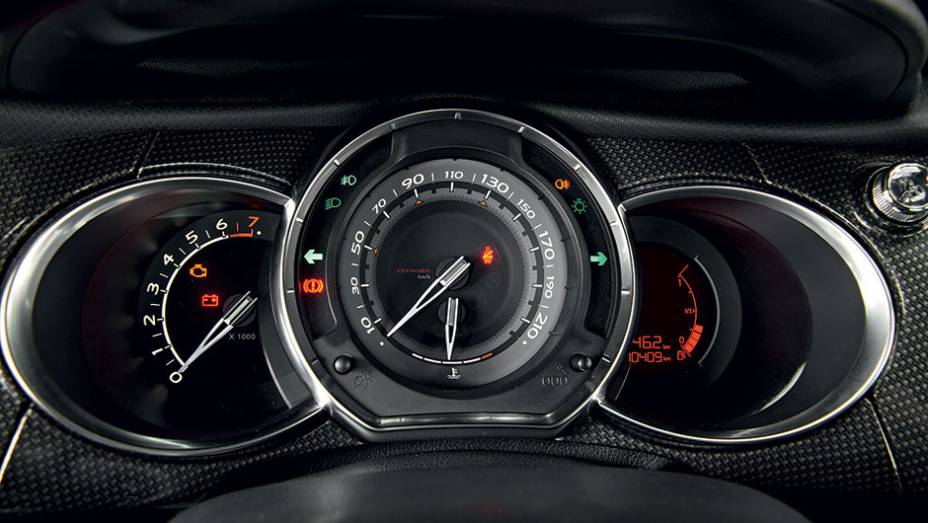 Ponteiros têm estilo clássico | <a href="https://beta-develop.quatrorodas.abril.com.br/carros/comparativos/comparativo-esportivos-841704.shtml" target="_blank" rel="migration">Leia mais</a> Ponteiros têm estilo clássico | <a href="https://beta-develop.quatrorodas.abril.com.br/carros/comparativos/comparativo-esportivos-841704.shtml" target="_blank" rel="migration">Leia mais</a>