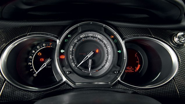 Ponteiros têm estilo clássico | <a href="https://beta-develop.quatrorodas.abril.com.br/carros/comparativos/comparativo-esportivos-841704.shtml" target="_blank" rel="migration">Leia mais</a> Ponteiros têm estilo clássico | <a href="https://beta-develop.quatrorodas.abril.com.br/carros/comparativos/comparativo-esportivos-841704.shtml" target="_blank" rel="migration">Leia mais</a>