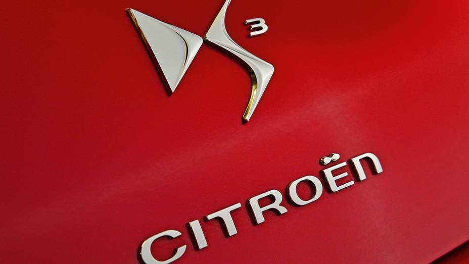 DS é a divisão premium da Citroën | <a href="https://beta-develop.quatrorodas.abril.com.br/carros/comparativos/comparativo-esportivos-841704.shtml" target="_blank" rel="migration">Leia mais</a>