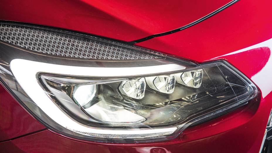 Os novos faróis do DS 3 são de xenônio com leds | <a href="https://beta-develop.quatrorodas.abril.com.br/carros/comparativos/comparativo-esportivos-841704.shtml" target="_blank" rel="migration">Leia mais</a>