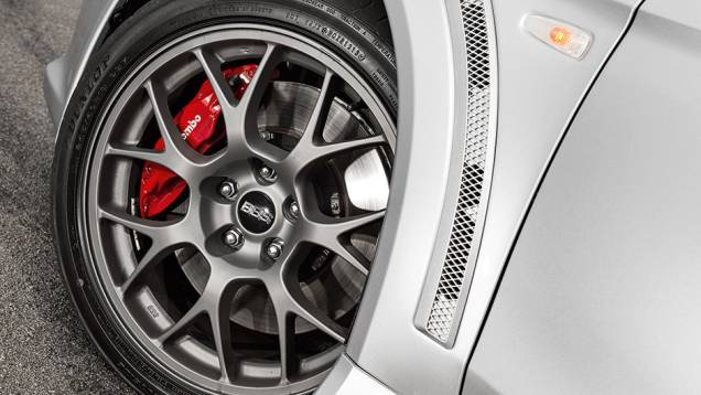Rodas aro 18 escoltam os enormes discos de freio Brembo | <a href="https://beta-develop.quatrorodas.abril.com.br/carros/testes/mitsubishi-lancer-evo-x-john-easton-840741.shtml" target="_blank" rel="migration">Leia mais</a> Rodas aro 18 escoltam os enormes discos de freio Brembo | <a href="https://beta-develop.quatrorodas.abril.com.br/carros/testes/mitsubishi-lancer-evo-x-john-easton-840741.shtml" target="_blank" rel="migration">Leia mais</a>