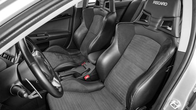 Banco concha é herança do rali, especialidade do preparador John Easton | <a href="https://beta-develop.quatrorodas.abril.com.br/carros/testes/mitsubishi-lancer-evo-x-john-easton-840741.shtml" target="_blank" rel="migration">Leia mais</a> Banco concha é herança do rali, especialidade do preparador John Easton | <a href="https://beta-develop.quatrorodas.abril.com.br/carros/testes/mitsubishi-lancer-evo-x-john-easton-840741.shtml" target="_blank" rel="migration">Leia mais</a>