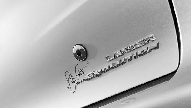 Assinatura do preparador John Easton | <a href="https://beta-develop.quatrorodas.abril.com.br/carros/testes/mitsubishi-lancer-evo-x-john-easton-840741.shtml" target="_blank" rel="migration">Leia mais</a> Assinatura do preparador John Easton | <a href="https://beta-develop.quatrorodas.abril.com.br/carros/testes/mitsubishi-lancer-evo-x-john-easton-840741.shtml" target="_blank" rel="migration">Leia mais</a>
