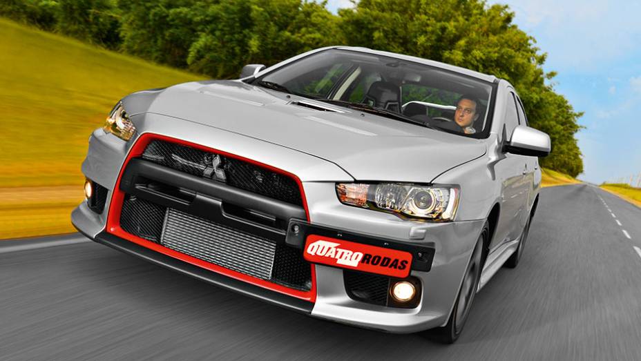 Filete vermelho em volta da grade identifica a série especial | <a href="https://beta-develop.quatrorodas.abril.com.br/carros/testes/mitsubishi-lancer-evo-x-john-easton-840741.shtml" target="_blank" rel="migration">Leia mais</a>