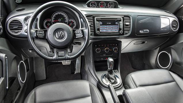 No alto do painel, há três mostradores: cronômetro e indicadores de pressão do óleo e do turbocompressor | <a href="https://beta-develop.quatrorodas.abril.com.br/carros/comparativos/comparativo-esportivos-841704.shtml" target="_blank" rel="migration">Leia mais</a> No alto do painel, há três mostradores: cronômetro e indicadores de pressão do óleo e do turbocompressor | <a href="https://beta-develop.quatrorodas.abril.com.br/carros/comparativos/comparativo-esportivos-841704.shtml" target="_blank" rel="migration">Leia mais</a>