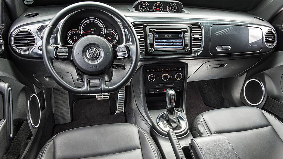 No alto do painel, h&aacute; tr&ecirc;s mostradores: cron&ocirc;metro e indicadores de press&atilde;o do &oacute;leo e do turbocompressor | <a href="https://beta-develop.quatrorodas.abril.com.br/carros/comparativos/comparativo-esportivos-841704.shtml" target="_blank" rel="migration">Leia mais</a>