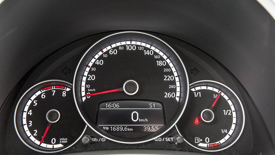 Velocímetro tem iluminação branca de fácil leitura | <a href="https://beta-develop.quatrorodas.abril.com.br/carros/comparativos/comparativo-esportivos-841704.shtml" target="_blank" rel="migration">Leia mais</a> Velocímetro tem iluminação branca de fácil leitura | <a href="https://beta-develop.quatrorodas.abril.com.br/carros/comparativos/comparativo-esportivos-841704.shtml" target="_blank" rel="migration">Leia mais</a>