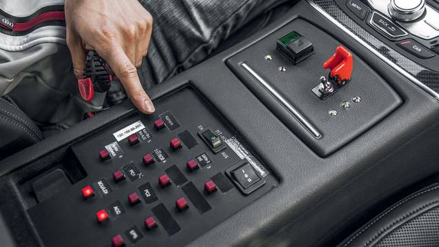 No console, botões ativam o sistema. Na mão, a manopla com o botão de frenagem | <a href="https://beta-develop.quatrorodas.abril.com.br/reportagens/geral/homem-x-maquina-840420.shtml" target="_blank" rel="migration">Leia mais</a> No console, botões ativam o sistema. Na mão, a manopla com o botão de frenagem | <a href="https://beta-develop.quatrorodas.abril.com.br/reportagens/geral/homem-x-maquina-840420.shtml" target="_blank" rel="migration">Leia mais</a>