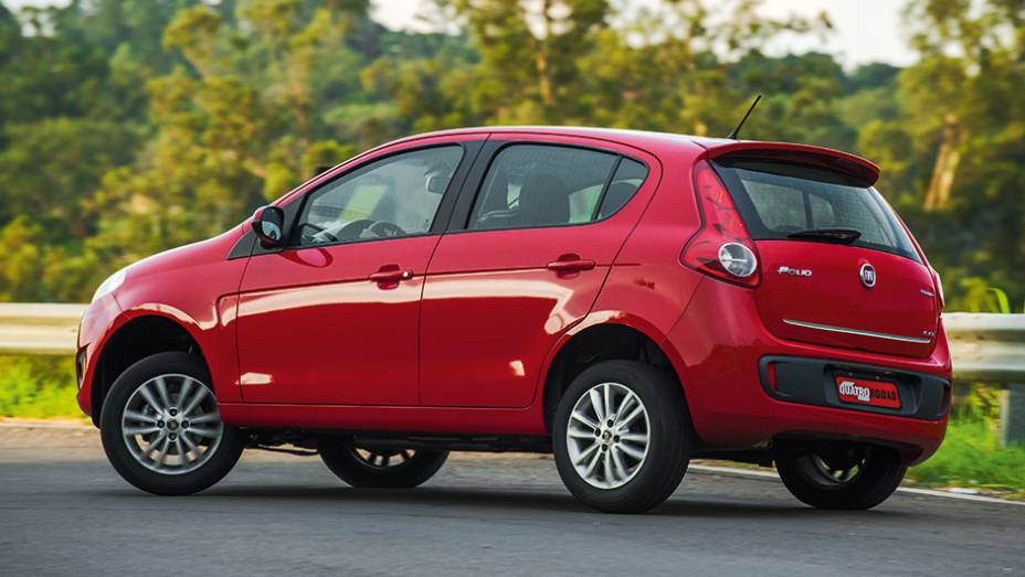 Calibragem mais solta da suspens&atilde;o permite que a carroceria role nas curvas de raio longo | <a href="https://beta-develop.quatrorodas.abril.com.br/carros/comparativos/fiat-palio-x-vw-gol-841583.shtml" target="_blank" rel="migration">Leia mais</a>
