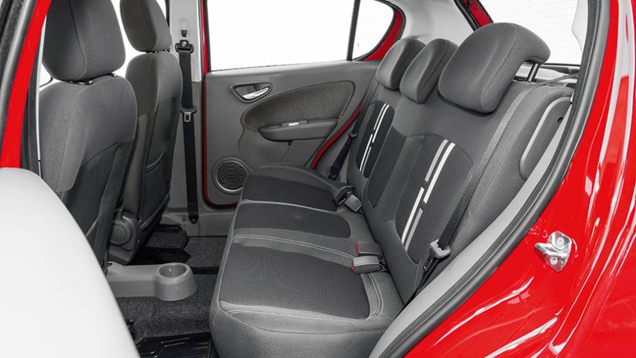 Fora de uso, apoios n&atilde;o atrapalham a vis&atilde;o | <a href="https://beta-develop.quatrorodas.abril.com.br/carros/comparativos/fiat-palio-x-vw-gol-841583.shtml" target="_blank" rel="migration">Leia mais</a>