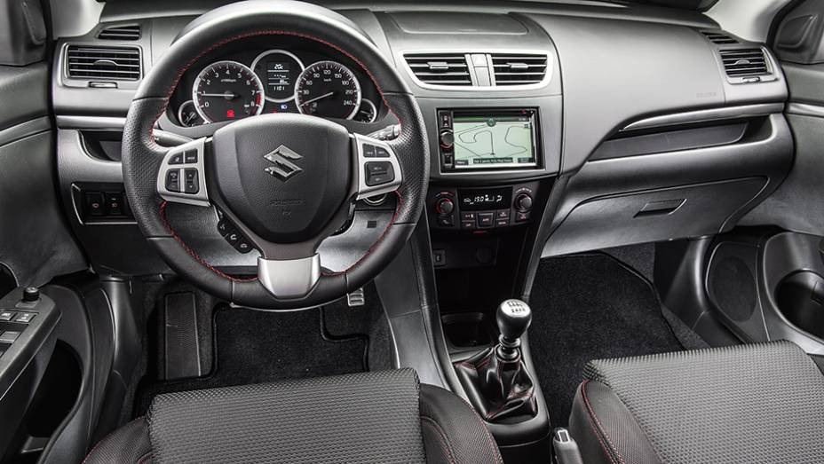 Costuras com pontos em X e linha vermelha, no volante, no câmbio e nos bancos, dão o tom de esportividade | <a href="https://beta-develop.quatrorodas.abril.com.br/carros/comparativos/comparativo-esportivos-841704.shtml" target="_blank" rel="migration">Leia mais</a> Costuras com pontos em X e linha vermelha, no volante, no câmbio e nos bancos, dão o tom de esportividade | <a href="https://beta-develop.quatrorodas.abril.com.br/carros/comparativos/comparativo-esportivos-841704.shtml" target="_blank" rel="migration">Leia mais</a>