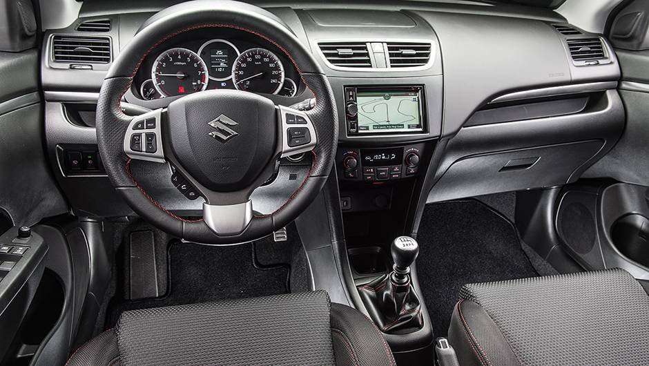 Costuras com pontos em X e linha vermelha, no volante, no câmbio e nos bancos, dão o tom de esportividade | <a href="https://beta-develop.quatrorodas.abril.com.br/carros/comparativos/comparativo-esportivos-841704.shtml" target="_blank" rel="migration">Leia mais</a> Costuras com pontos em X e linha vermelha, no volante, no câmbio e nos bancos, dão o tom de esportividade | <a href="https://beta-develop.quatrorodas.abril.com.br/carros/comparativos/comparativo-esportivos-841704.shtml" target="_blank" rel="migration">Leia mais</a>