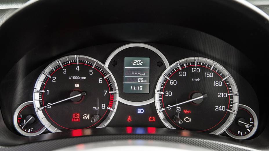 Painel tem mostradores sobrepostos | <a href="https://beta-develop.quatrorodas.abril.com.br/carros/comparativos/comparativo-esportivos-841704.shtml" target="_blank" rel="migration">Leia mais</a> Painel tem mostradores sobrepostos | <a href="https://beta-develop.quatrorodas.abril.com.br/carros/comparativos/comparativo-esportivos-841704.shtml" target="_blank" rel="migration">Leia mais</a>