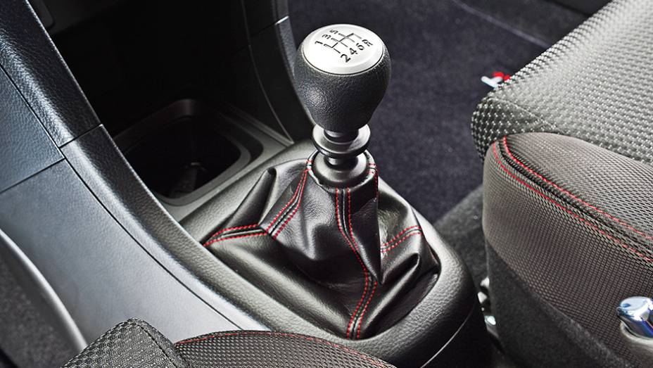 Câmbio manual de seis marchas | <a href="https://beta-develop.quatrorodas.abril.com.br/carros/comparativos/comparativo-esportivos-841704.shtml" target="_blank" rel="migration">Leia mais</a> Câmbio manual de seis marchas | <a href="https://beta-develop.quatrorodas.abril.com.br/carros/comparativos/comparativo-esportivos-841704.shtml" target="_blank" rel="migration">Leia mais</a>