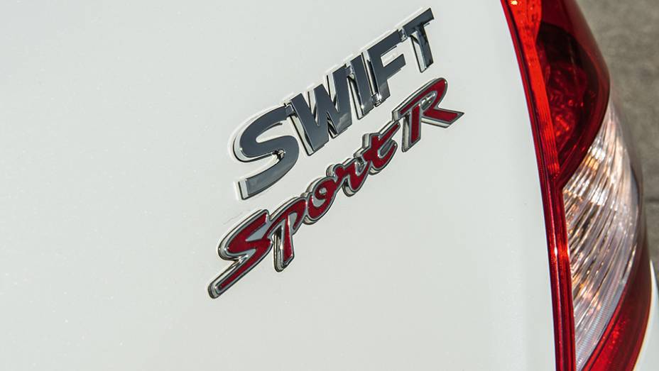 A Sport R é a única versão oferecida no país | <a href="https://beta-develop.quatrorodas.abril.com.br/carros/comparativos/comparativo-esportivos-841704.shtml" target="_blank" rel="migration">Leia mais</a> A Sport R é a única versão oferecida no país | <a href="https://beta-develop.quatrorodas.abril.com.br/carros/comparativos/comparativo-esportivos-841704.shtml" target="_blank" rel="migration">Leia mais</a>