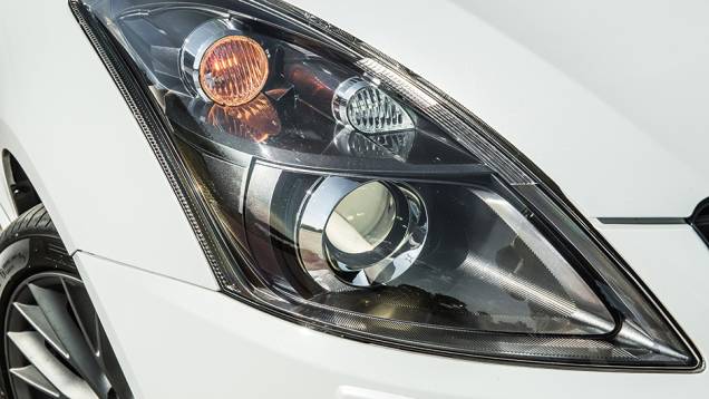 Faróis bixenônio são itens disponíveis de série | <a href="https://beta-develop.quatrorodas.abril.com.br/carros/comparativos/comparativo-esportivos-841704.shtml" target="_blank" rel="migration">Leia mais</a> Faróis bixenônio são itens disponíveis de série | <a href="https://beta-develop.quatrorodas.abril.com.br/carros/comparativos/comparativo-esportivos-841704.shtml" target="_blank" rel="migration">Leia mais</a>