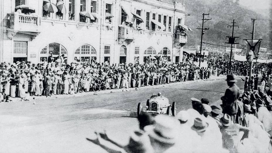 Em 1936, a francesa Hellé Nice é aclamada pelo público em frente ao Hotel Leblon... | <a href="https://beta-develop.quatrorodas.abril.com.br/reportagens/geral/volta-origens-841803.shtml" target="_blank" rel="migration">Leia mais</a>