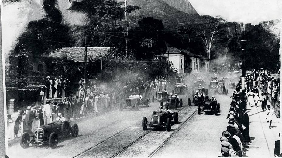 Largada em 1934 na Marquês de São Vicente: na época, o mecânico podia ir com o piloto | <a href="https://beta-develop.quatrorodas.abril.com.br/reportagens/geral/volta-origens-841803.shtml" target="_blank" rel="migration">Leia mais</a>