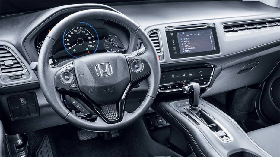 A cabine do HR-V conta com um console elevado. Por isso, o freio de estacionamento - logo atrás do câmbio - tem sempre acionamento elétrico | <a href="https://beta-develop.quatrorodas.abril.com.br/carros/testes/honda-hr-v-exl-848201.shtml" target="_blank" rel="migration">Leia mais</a> A cabine do HR-V conta com um console elevado. Por isso, o freio de estacionamento - logo atrás do câmbio - tem sempre acionamento elétrico | <a href="https://beta-develop.quatrorodas.abril.com.br/carros/testes/honda-hr-v-exl-848201.shtml" target="_blank" rel="migration">Leia mais</a>