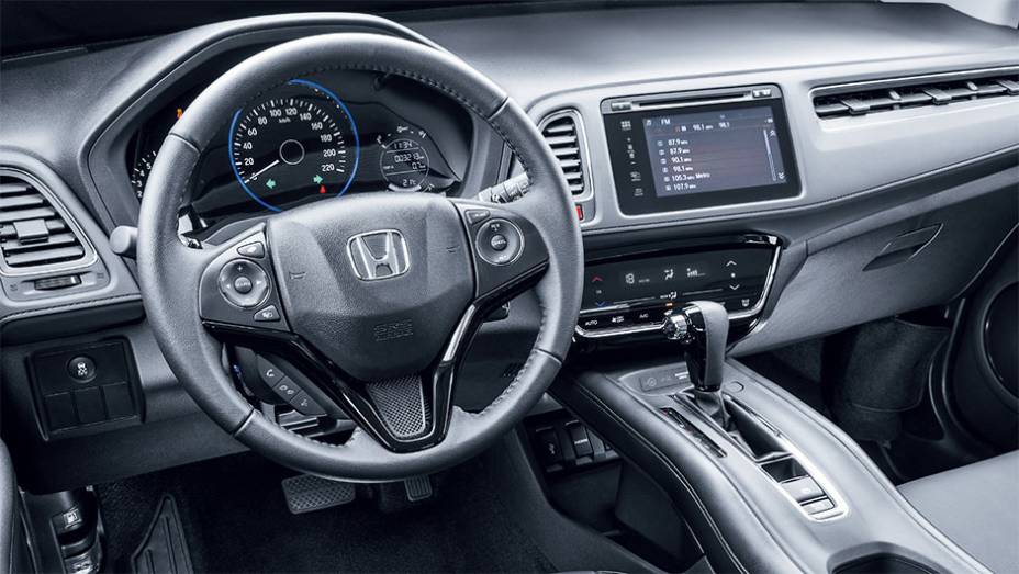 A cabine do HR-V conta com um console elevado. Por isso, o freio de estacionamento - logo atrás do câmbio - tem sempre acionamento elétrico | <a href="https://beta-develop.quatrorodas.abril.com.br/carros/testes/honda-hr-v-exl-848201.shtml" target="_blank" rel="migration">Leia mais</a>