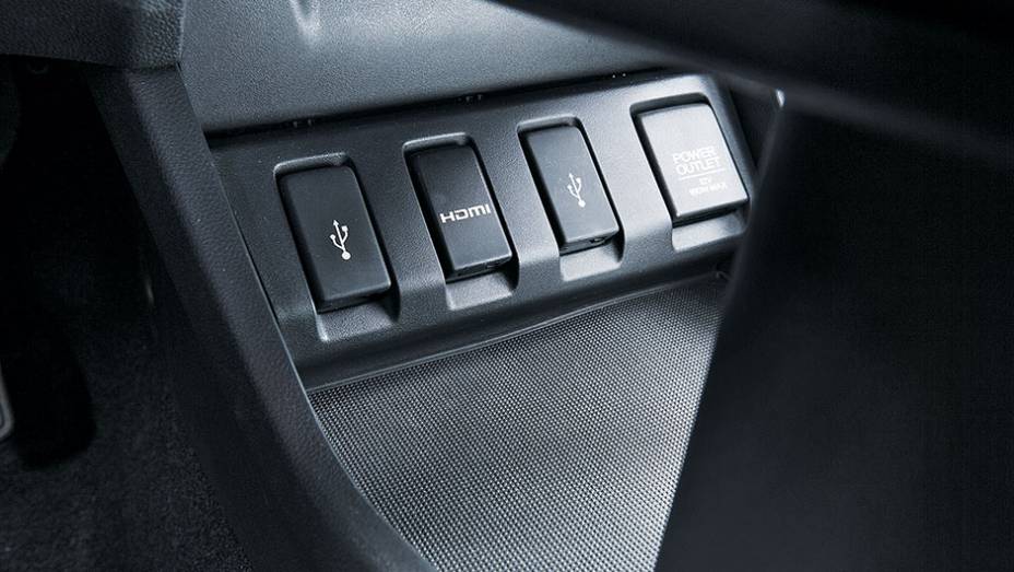 Sob o console, porta-trecos e entradas auxiliares | <a href="https://beta-develop.quatrorodas.abril.com.br/carros/testes/honda-hr-v-exl-848201.shtml" target="_blank" rel="migration">Leia mais</a> Sob o console, porta-trecos e entradas auxiliares | <a href="https://beta-develop.quatrorodas.abril.com.br/carros/testes/honda-hr-v-exl-848201.shtml" target="_blank" rel="migration">Leia mais</a>