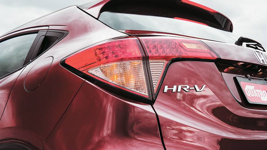 Lanternas iluminadas avançam sobre a tampa do porta-malas | <a href="https://beta-develop.quatrorodas.abril.com.br/carros/testes/honda-hr-v-exl-848201.shtml" target="_blank" rel="migration">Leia mais</a> Lanternas iluminadas avançam sobre a tampa do porta-malas | <a href="https://beta-develop.quatrorodas.abril.com.br/carros/testes/honda-hr-v-exl-848201.shtml" target="_blank" rel="migration">Leia mais</a>