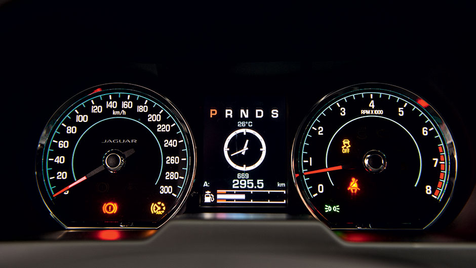 Veloc&iacute;metro indica 300 km/h de velocidade