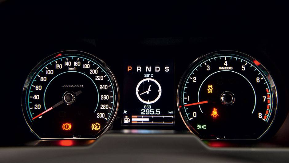 Veloc&iacute;metro indica 300 km/h de velocidade