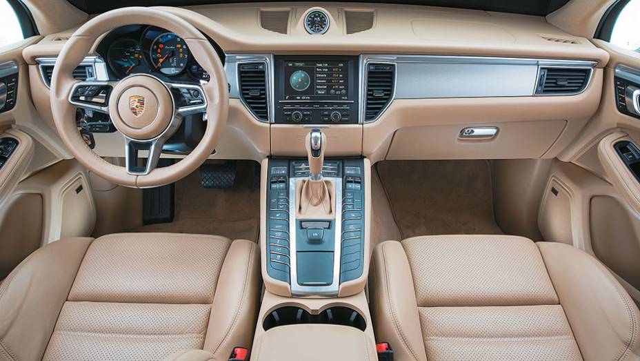 Quadro destaca o conta-giros | <a href="https://beta-develop.quatrorodas.abril.com.br/carros/testes/porsche-macan-turbo-849160.shtml" target="_blank" rel="migration">Leia mais</a>