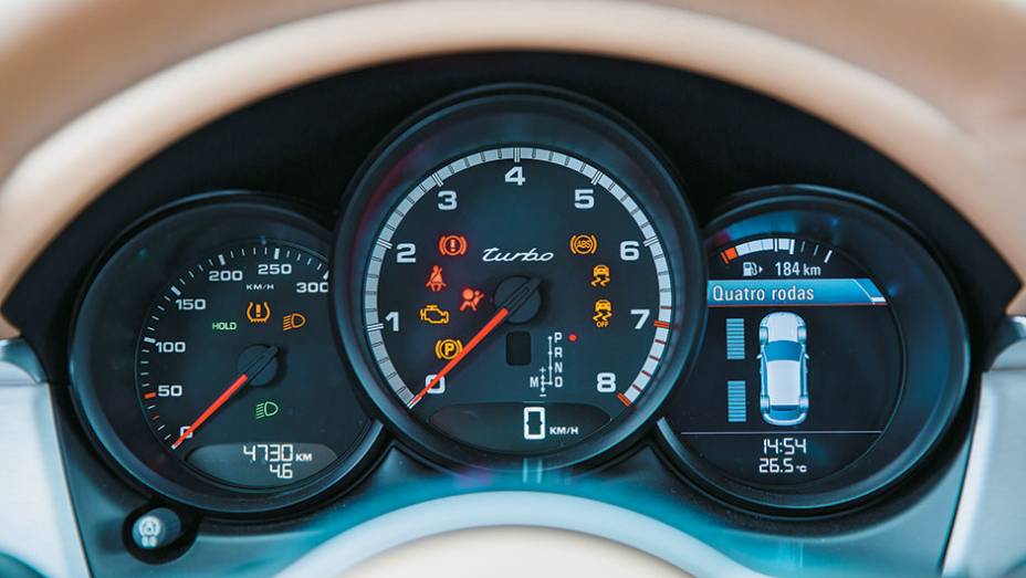 Veloc&iacute;metro digital trabalha em duplicidade com o marcador anal&oacute;gico. | <a href="https://beta-develop.quatrorodas.abril.com.br/carros/testes/porsche-macan-turbo-849160.shtml" target="_blank" rel="migration">Leia mais</a>