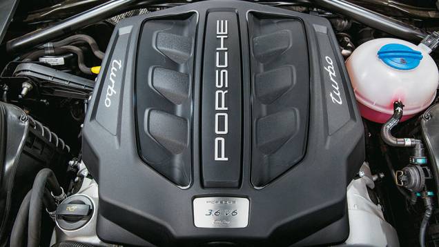 Motor V6 3.6 gera 400 cv | <a href="https://beta-develop.quatrorodas.abril.com.br/carros/testes/porsche-macan-turbo-849160.shtml" target="_blank" rel="migration">Leia mais</a> Motor V6 3.6 gera 400 cv | <a href="https://beta-develop.quatrorodas.abril.com.br/carros/testes/porsche-macan-turbo-849160.shtml" target="_blank" rel="migration">Leia mais</a>