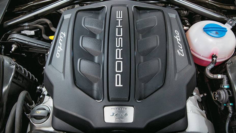 Motor V6 3.6 gera 400 cv | <a href="https://beta-develop.quatrorodas.abril.com.br/carros/testes/porsche-macan-turbo-849160.shtml" target="_blank" rel="migration">Leia mais</a>