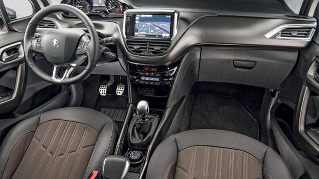 Versão top com motor THP tem acabamento de couro e tecido e capa cromada nos retrovisores externos |<a href="https://beta-develop.quatrorodas.abril.com.br/carros/testes/peugeot-2008-857260.shtml" target="_blank" rel="migration">Leia mais</a> Versão top com motor THP tem acabamento de couro e tecido e capa cromada nos retrovisores externos |<a href="https://beta-develop.quatrorodas.abril.com.br/carros/testes/peugeot-2008-857260.shtml" target="_blank" rel="migration">Leia mais</a>